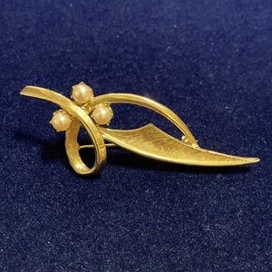 Vintage Brooks 1960s stamped gold tone brooch with pearls